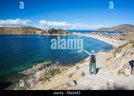 Femme avec bras étendus sur le sentier de l'Inca à l'île du soleil, lac Titicaca, en Bolivie. Concepts de personnes voyageant arou Banque D'Images