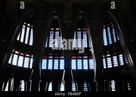 Arcades de la baie arrière de la fenêtre du Palau Guell de Gaudi à Barcelone Banque D'Images