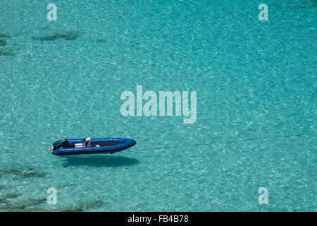 Bateau pneumatique bateau amarré à la mer bleue Banque D'Images