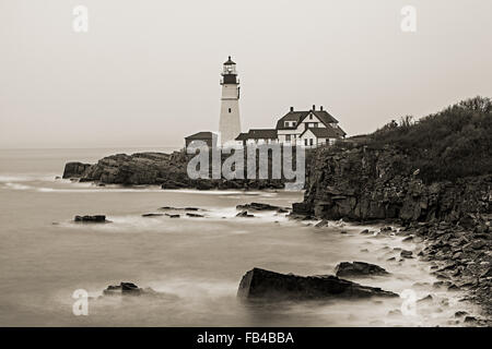 Côté nord de Portland Head Lighthouse, Cape Elizabeth, Maine le un matin brumeux. Banque D'Images