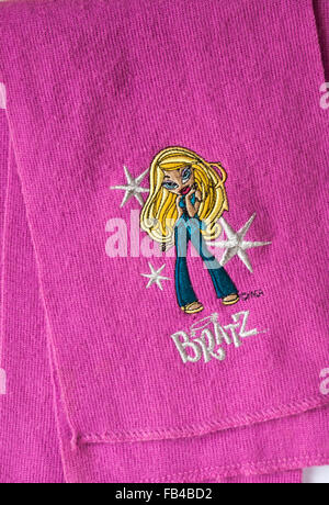 Poupée Bratz détails sur girl's écharpe rose Banque D'Images