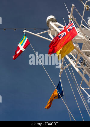 Ms Hanseatic battant pavillon de quarantaine jaune et rouge UK, Bahamas et enseignes drapeaux Hapag Lloyd Banque D'Images