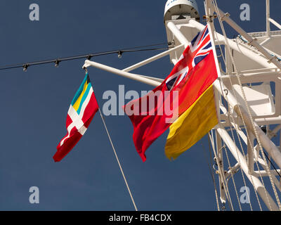 Ms Hanseatic battant pavillon de quarantaine jaune et rouge UK, Bahamas et enseignes drapeaux Hapag Lloyd Banque D'Images