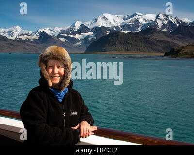 La Géorgie du Sud, Cumberland Bay, les femmes, les passagers de navires de croisière antarctique au Mont Sugartop Paulsen montagnes pic autour de Grytviken Banque D'Images