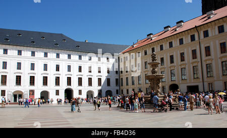 Cour du Château de Prague et la fontaine de Lion Banque D'Images