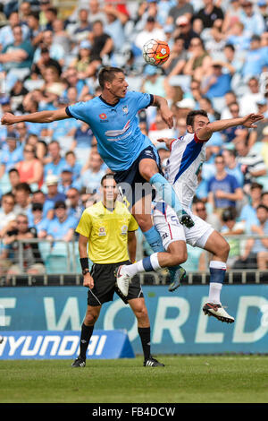 Du stade ANZ, Sydney, Australie. 09Th Jan, 2016. Hyundai A-League. Sydney et Newcastle. Filip Holosko avant Sydney remporte un en-tête. © Plus Sport Action/Alamy Live News Banque D'Images
