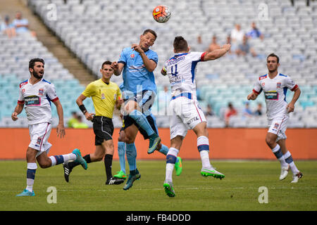 Du stade ANZ, Sydney, Australie. 09Th Jan, 2016. Hyundai A-League. Sydney et Newcastle. Filip Holosko avant Sydney et jets defender Nigel Boogaard dans la position d'action. © Plus Sport Action/Alamy Live News Banque D'Images