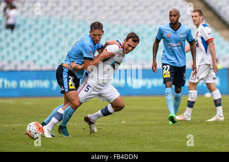 Du stade ANZ, Sydney, Australie. 09Th Jan, 2016. Hyundai A-League. Sydney et Newcastle. Filip Holosko Sydney de l'avant et milieu de jets Ben Kantarovski en action. © Plus Sport Action/Alamy Live News Banque D'Images