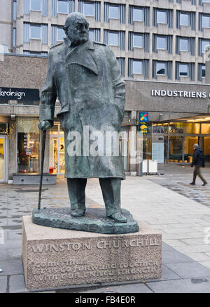 La sculpture de l'ancien premier ministre britannique Winston Churchill à Solli Plass square Oslo Norvège, par le sculpteur Ivor Roberts-Jones Banque D'Images