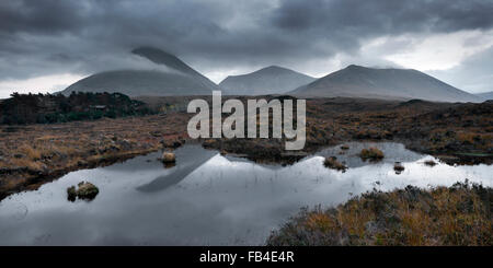 Red Hills réflexions dans un petit lochan, sur l'île de Skye, près de Sligachan Banque D'Images