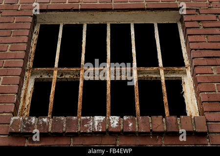 Rusty Old Fenêtres barrées sur fond noir Banque D'Images