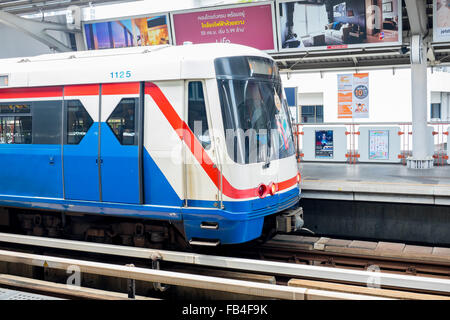 Bangkok, Thaïlande - 27 septembre 2015 : Bangkok sky train attendent des passagers Banque D'Images