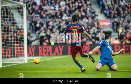 Barcelone, Catalogne, Espagne. Jan 9, 2016. L'avant du FC Barcelone NEYMAR JR. place la balle pour Leo Messi en face de l'objectif de Grenade au cours de la ligue BBVA match entre le FC Barcelone et Grenade CF au Camp Nou à Barcelone Crédit : Matthias Rickenbach/ZUMA/Alamy Fil Live News Banque D'Images