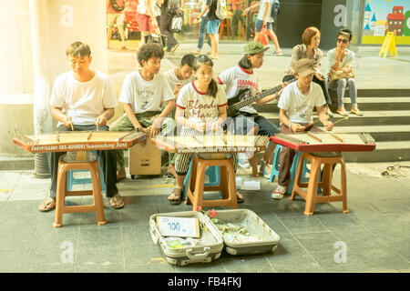 Bangkok, Thaïlande - 23 octobre 2015 : Groupe de musicien de rue à jouer de la musique en face de shopping mall Banque D'Images