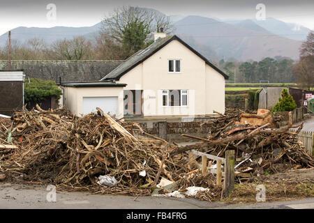 Le samedi 5 décembre 2015, Storm Desmond s'est écrasé dans le Royaume-Uni, la production de la UK's plus élevé jusqu'à 24 heures au total des précipitations 341.4mm. Elle a inondé de nombreuses villes y compris Keswick. Cette montre des photos des piles de débris dans l'inondation de la rivière Keswick inondations Greta, qui dominés la nouvelle défense contre les inondations, construite après l'inondation de 2009. Banque D'Images