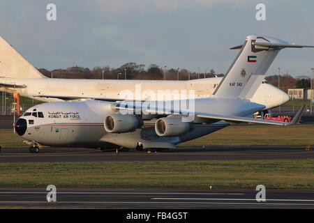 Le KAF342, l'un des deux le Koweït Air Force C-17, se trouve sur le tarmac de l'aéroport de Prestwick. Banque D'Images