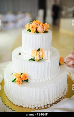 Gâteau de mariage décoré avec des roses Banque D'Images