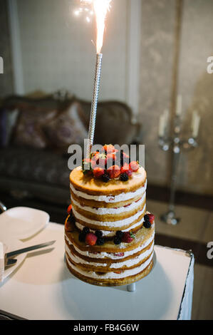 Gâteau de mariage décoré avec des fraises et petits fruits Banque D'Images