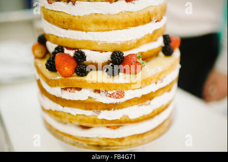 Gâteau de mariage décoré avec des fraises et petits fruits Banque D'Images