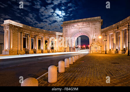 Arc de Triomphe illuminé et Colonnade de pont de Manhattan dans moonlight, Chinatown, Lower Manhattan, New York City. Banque D'Images