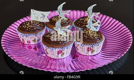 Sur une plaque d'pibk Cupcakes Banque D'Images