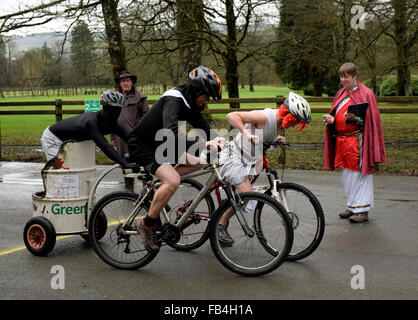 Llanwrtwd Wells, Powys, au Royaume-Uni. 9 janvier, 2016. John Lloyd 'Racing', de l'équipe venus du monde Vtt Championnats 2016 les courses de chars, de crédit : Supated/Alamy Live News Banque D'Images