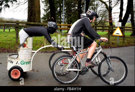 Llanwrtwd Wells, Powys, au Royaume-Uni. 9 janvier, 2016. John Lloyd 'Racing', de l'équipe venus du monde Vtt Championnats 2016 les courses de chars. Credit : Supated/Alamy Live News Banque D'Images