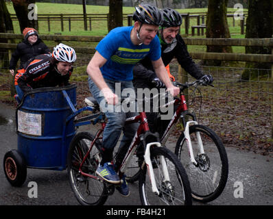 Llanwrtwd Wells, Powys, au Royaume-Uni. 9 janvier, 2016. John Lloyd 'Racing', de l'équipe venus du monde Vtt Championnats 2016 les courses de chars. Credit : Supated/Alamy Live News Banque D'Images