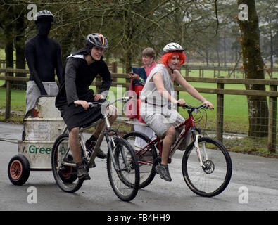 Llanwrtwd Wells, Powys, au Royaume-Uni. 9 janvier, 2016. 'Nonnes sur l' équipe, venus du monde Vtt championnats de courses de chars 2016 Supated : Crédit/Alamy Live News Banque D'Images