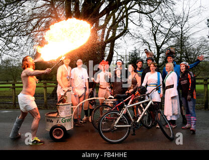 Llanwrtwd Wells, Powys, au Royaume-Uni. 9 janvier, 2016. Venus dans le monde Vtt Championnats 2016 les courses de chars, y compris les concurrents et le mangeur de feu Joel Hicks. Credit : Supated/Alamy Live News Banque D'Images