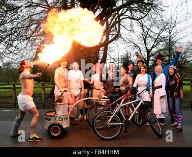 Llanwrtwd Wells, Powys, au Royaume-Uni. 9 janvier, 2016. Venus dans le monde Vtt Championnats 2016 les courses de chars, y compris les concurrents et le mangeur de feu Joel Hicks. Credit : Supated/Alamy Live News Banque D'Images