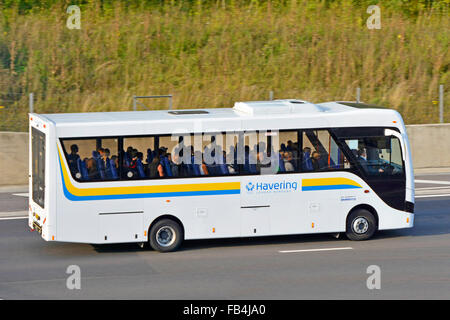 School bus exploités par London Borough of Havering en voiture sur autoroute M25 Essex England UK Banque D'Images