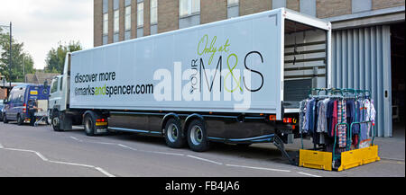 M&S camion camion et remorque articulée pour la livraison de vêtements de mode à l'arrière du magasin de détail Marks and Spencer Brentwood Essex Angleterre Royaume-Uni Banque D'Images