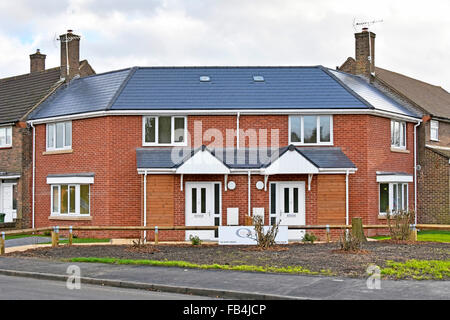 Romford Havering Londres est terminé nouveau conseil des maisons sur Harold Hill Estate sur terrain intercalaire, en attendant de nouveaux occupants voir le panneau d'information supplémentaire Banque D'Images