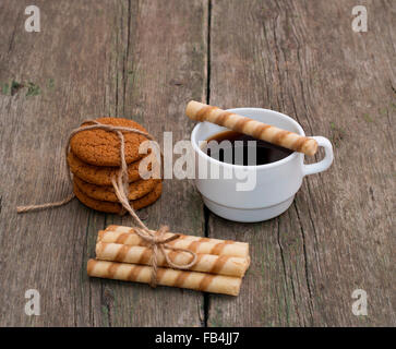 Café et d'un lien entre deux cookies différents, still life Banque D'Images