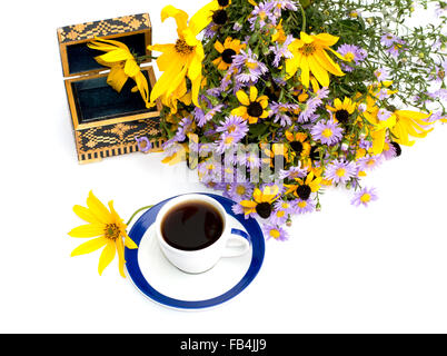 Bouquet de fleurs sauvages, de café et de cercueil, vue d'en haut, d'isoler Banque D'Images