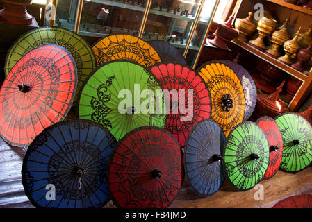 Rangées de papier peint parapluies prêt à parer les rayons du soleil sur le lac Inle line une petite boutique perchée sur le lac. Banque D'Images