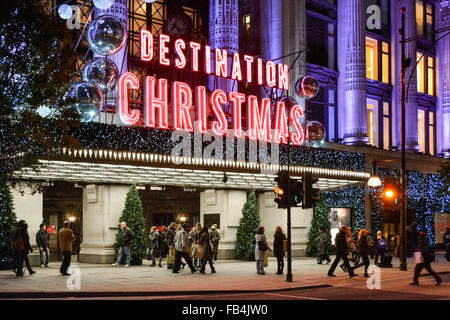 Selfridges grand magasin destination signe de Noël au-dessus de l'entrée principale Oxford Street vue du soir décorations de Noël West End Londres Angleterre Royaume-Uni Banque D'Images