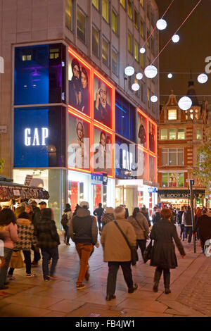 Soirée de Noël à l'extérieur de Gap store shopping à Londres Oxford Street Banque D'Images