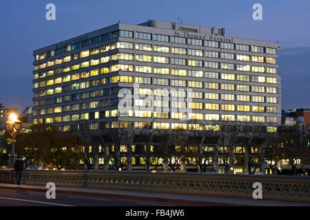 St Thomas Hospital NHS bâtiment de l'hôpital d'enseignement dans le centre de Londres vue de la soirée d'hiver vu depuis le pont de Westminster au crépuscule Lambeth Angleterre Banque D'Images