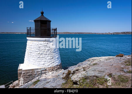 La tour de pierre de la colline du Château phare, construit sur une falaise rocheuse, surplombant la baie de Narragansett un jour d'été à Newport, Rhode Island. Banque D'Images