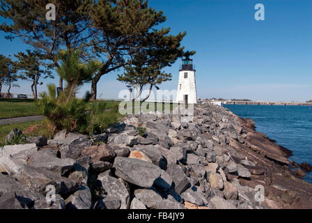 Newport Harbor lighthouse tower entouré par une digue digue rocheuse à marée basse pour le protéger contre les tempêtes de la Nouvelle-Angleterre. Banque D'Images