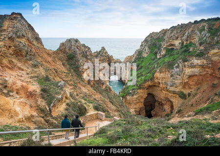 Étapes vers le bas pour les grottes de Lagos, Algarve, Portugal. Banque D'Images