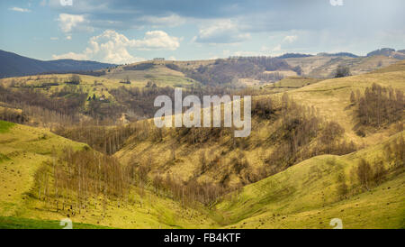 Vue paysage de collines et montagnes Apuseni au printemps en Roumanie Banque D'Images