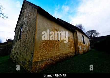 Sapey ancienne église est situé à l'extrémité d'une ruelle à côté de la rivière Sapey qui produit une eau pleine de limon dans des conditions hivernales Banque D'Images