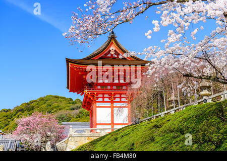 Kyoto, Japon, le Temple Kiyomizu-dera au printemps. Banque D'Images