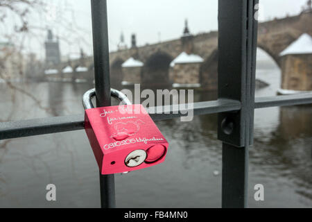 Cadenas d'amour des amoureux enfermés sur des barres de fer près du pont Charles, Kampa, Prague, République tchèque close up Banque D'Images