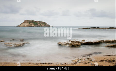 Seascape rocheux avec la petite île de geronisos. st georges cape à Paphos à Chypre ville Banque D'Images