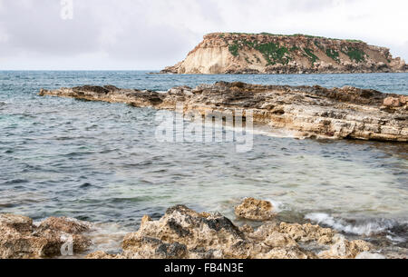 Seascape rocheux avec la petite île de geronisos. st georges cape à Paphos à Chypre ville Banque D'Images