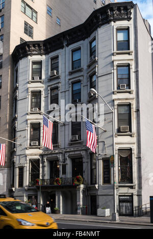 Des marins, des soldats, Marines', la Garde côtière et Airmens-Club. New York, USA Banque D'Images